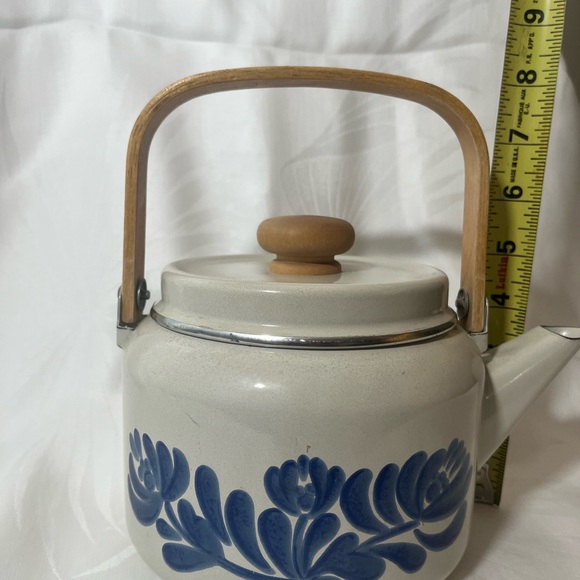 Pfaltzgraff Yorktowne metal enamel tea kettle. Wooden handle. - Picture 2 of 10